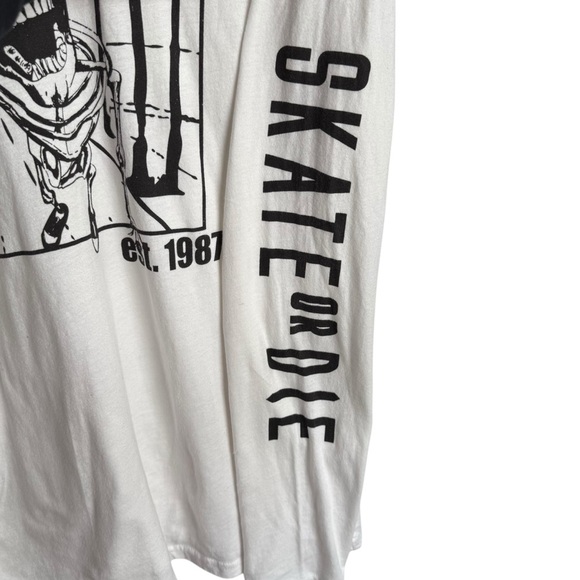 Adam Levine Skate or Die Skull 1981 Graphic Long Sleeve T-Shirt Men’s Large - Picture 5 of 9
